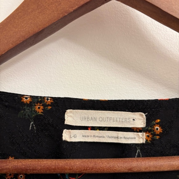 Urban Outfitters Black Deep V-neck Cinched Dark Floral Shirt Peasant Boho Large - Picture 6 of 11